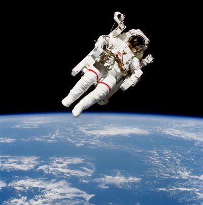 Den amerikanske astronaut Bruce McCandless bruger den bemandede manøvreringsenhed af Unbekannt