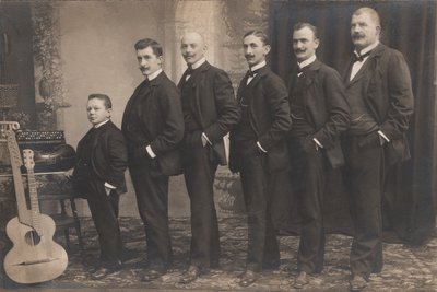 Uidentificeret Schrammel Sextett, ca. 1910 (s/h-foto) af Unbekannter Künstler