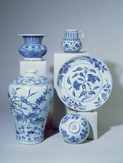 Vase, skål, tallerken og to små vaser, Ming af Unbekannt