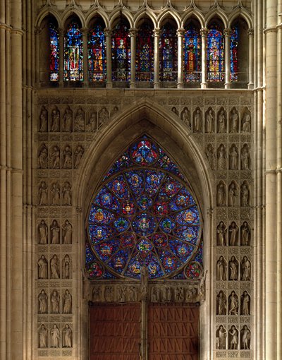 Udsigt mod vest fra skibet, rosenvindue designet af Bernard de Soissons med omkringliggende statuer af Unbekannt
