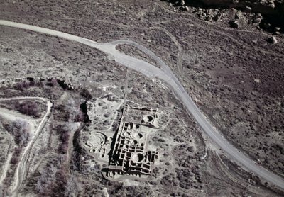 Udsigt over en gammel bosættelse Anasazi, Chaco Ruins Culture National Park, Chaco Canyon, New Mexico, USA, Anasazi civilisation af Benjamin Baud