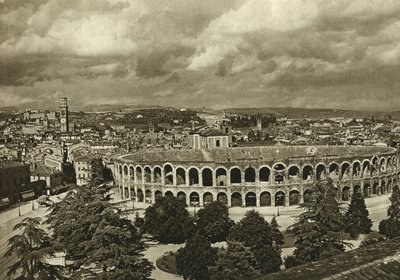 Udsigt over arenes, den romerske amfiteater og byen Verona i 1925 af Unbekannt