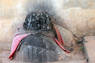 Voodoo-fetich ved indgangen til et kloster. Togoville, Togo af Unbekannt