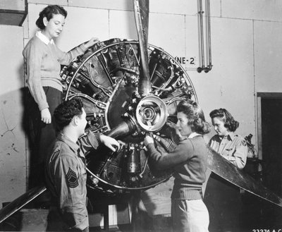 Hvepse lærer, hvor kraften kommer fra i B-17 Flying Fortress-motoren, mens de deltager i B-17-pilottræning ved Lockbourne AAB, arbejder på propelmekanismen, mens en besætningschef ser på, er de (lr): Patricia Bowser, Ann Waldner og Frances Green af Benjamin Baud