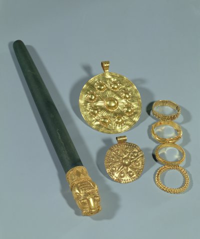 Hvæsnesten og ringe med granuleret dekoration, Susa, Iran, Elamitperiode, ca. 1150 f.Kr. (guld) af Unbekannt