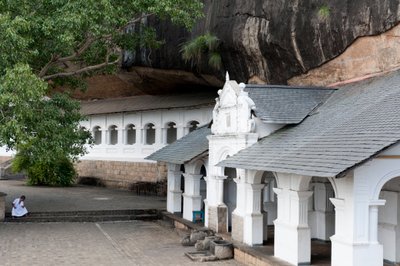 Hvid bygning under en klippevæg; hule tempel; gyldne tempel; Dambulla; Sri Lanka; Asien af Unbekannt