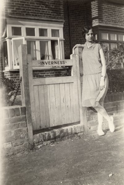 Kvinde udenfor Inverness B&B, Broadstairs, Kent, ca. 1920