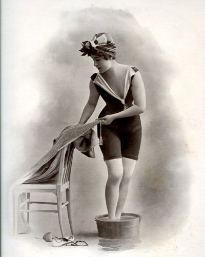 Ung kvinde i badedragt (fra Belle Epoque) tager et fodbad, omkring 1900 (s/h foto) af Unbekannter Künstler