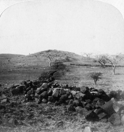 Boereskyttegravene og toppen af Harts Hill, scene for den irske brigaders berømte angreb, Colenso, 1901 af Underwood and Underwood