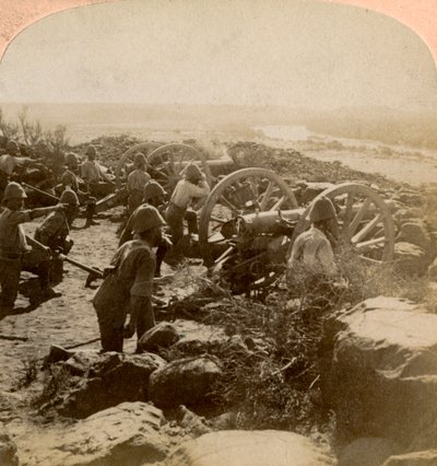 Cape Garrison-artilleri gør det varmt for boerne over Modder-floden, Sydafrika, 1900 af Underwood and Underwood