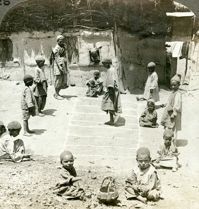 Børn leger hopscotch, Kashmir, Indien, c1900-tallet. af Underwood and Underwood