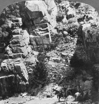 Klatring af den stejle zig-zag-sti i den østlige ende af Yosemite Valley, Californien, USA, 1902 af Underwood and Underwood