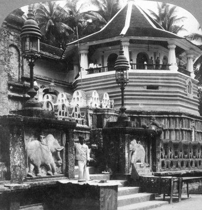 Dalada Maligawa, Palace of Buddhas Tooth, Kandy, Sri Lanka, 1902. af Underwood and Underwood