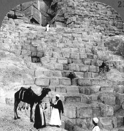 Indgang til den store pyramide i Giza, Egypten, 1905. af Underwood and Underwood
