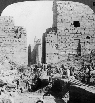 Udgravning af en allé til Karnak-templet, Theben, Egypten, 1905. af Underwood and Underwood