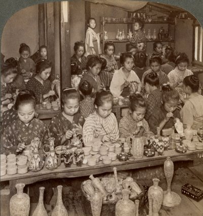 Fabrikspiger, der dekorerer billigt keramik til de udenlandske markeder, Kyoto, Japan, 1904 af Underwood and Underwood