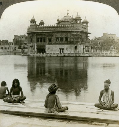 Fakirer ved Amritsar, ser mod syd over den hellige tank til det gyldne tempel, Indien, ca. 1900-tallet af Underwood and Underwood