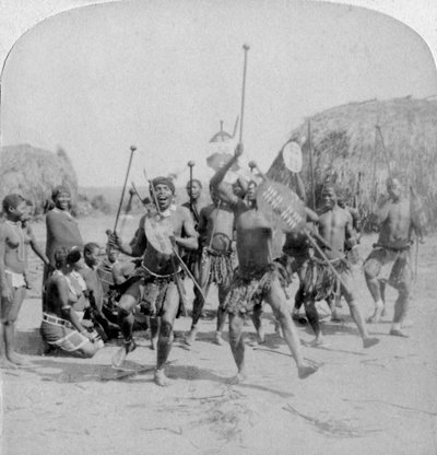 Heroic sports of the Kraal, en zulu krigsdans, Zululand, Sydafrika, 1901 af Underwood and Underwood