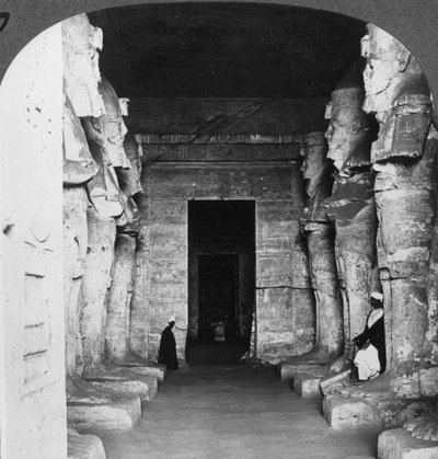 Interiør af det klippehuggede tempel i Abu Simbel, Egypten, 1905. af Underwood and Underwood