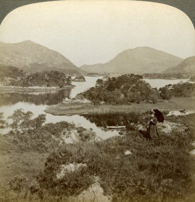 Øer og Upper Lake, Killarney, Irland. af Underwood and Underwood