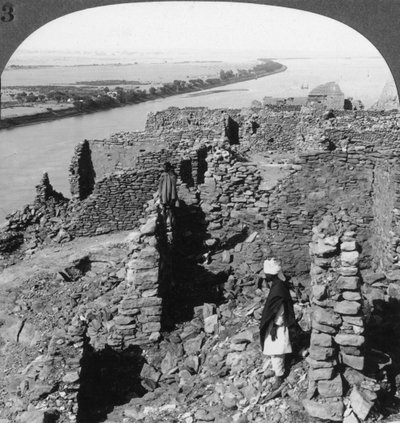 Kasr Qasr Ibrim og udsigt ned ad Nilen i Nubia, Egypten, 1905. af Underwood and Underwood