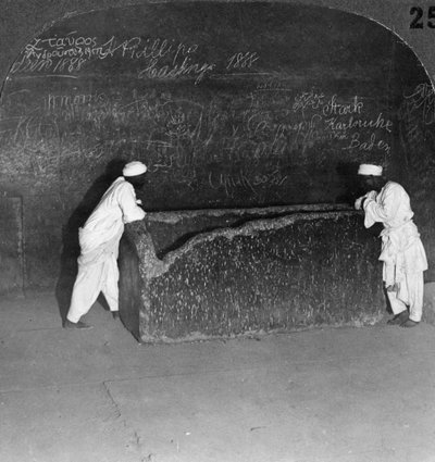 Khufus sarkofag, brudt af røvere, i den store pyramide, Egypten, 1905. af Underwood and Underwood