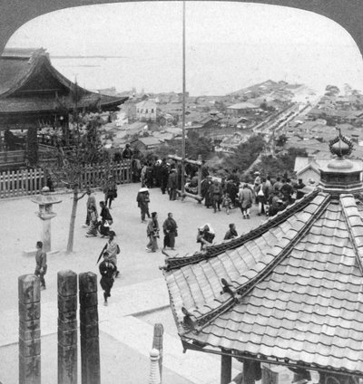 Kigger mod øst fra Mildera-templet over Otsu og Biwa-søen, Japan, 1904. af Underwood and Underwood