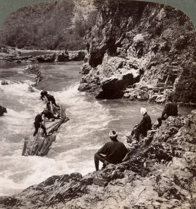 Mænd på en bjælkeflåde, der skyder Hozu Rapids på Katsura-floden, Kyoto, Japan, 1904 af Underwood and Underwood