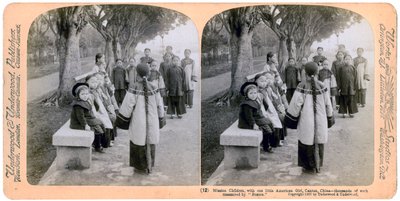 Missionsbørn med en lille amerikansk pige, Canton, Kina, 1900 af Underwood and Underwood