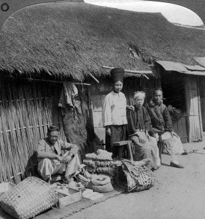 Indfødt butik og kunder, nær Mogok, det nordlige Burma, omkring 1900-tallet. af Underwood and Underwood