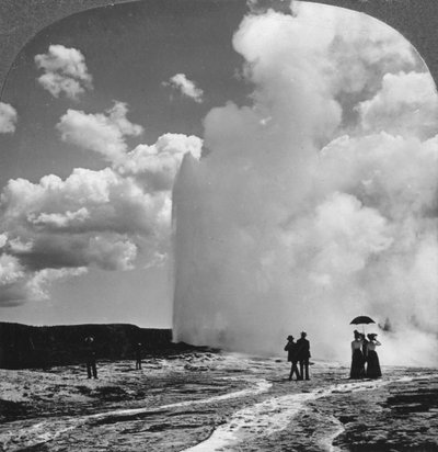 Old Faithful gejser, Yellowstone National Park, USA, begyndelsen af det 19. århundrede. af Underwood and Underwood