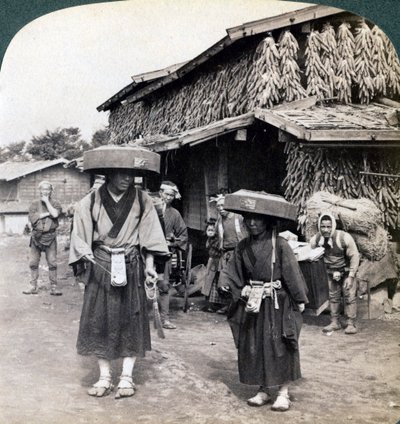 Pilgrim-tiggere slår små gongonger nær Kawaguchi-søen, Japan, 1904 af Underwood and Underwood