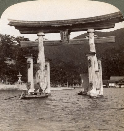 Hellig torii-port stiger fra havet, Itsukushima-helligdommen, Miyajima-øen, Japan, 1904 af Underwood and Underwood