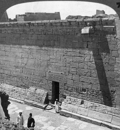 Kampscener og jagten udskåret på en mur ved Medinet Habu, Theben, Egypten, 1905. af Underwood and Underwood