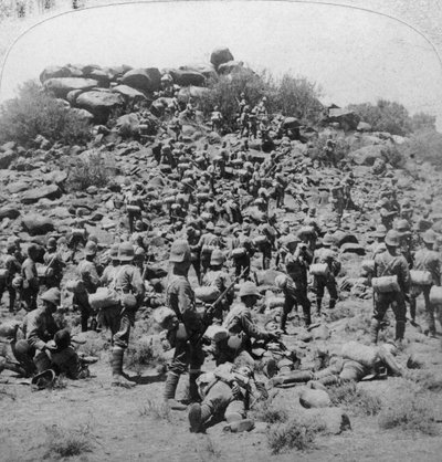 Stormning af Boer kopje af Suffolks ved Colesberg, Sydafrika, Boer War, 1900. af Underwood and Underwood
