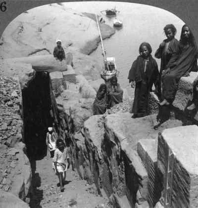 Nilometermåleren af oversvømmelser ved den første grå stær, Egypten, 1905. af Underwood and Underwood