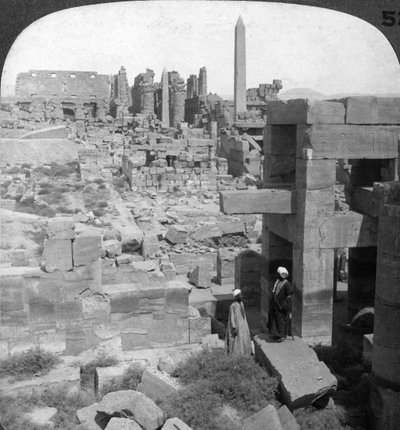 Hele længden af det gigantiske tempel i Karnak, Theben, Egypten, 1905. af Underwood and Underwood
