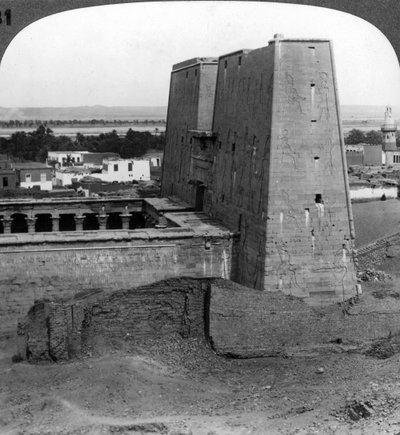 Pylonen og gården til Horus-templet i Edfu, Egypten, 1900. af Underwood and Underwood