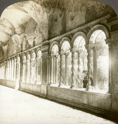 Snoede søjler i klosteret, Basilica of St Paul uden for murene, Rom, Italien. af Underwood and Underwood