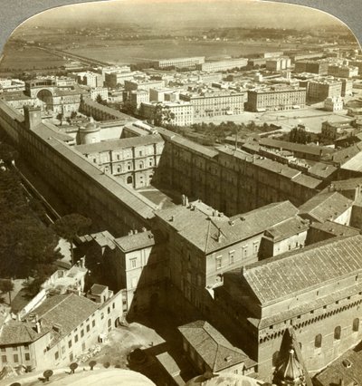 Vatikanets palads fra kuplen til Peterskirken, Rom, Italien. af Underwood and Underwood