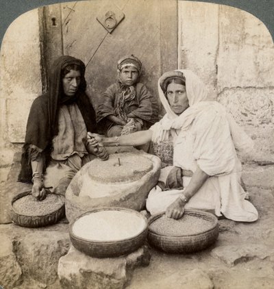 Kvinder maler ved møllen, Palæstina, 1900. af Underwood and Underwood