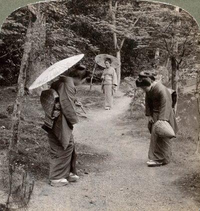Kvinder i Kinkaku-ji-templets have, Kyoto, Japan, 1904. af Underwood and Underwood