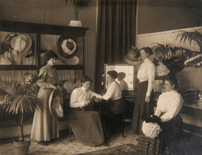 Fem damer i en modetøjsbutik af Unidentified