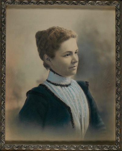Ung kvinde iført hvid blonde-shirtwaist af Unidentified