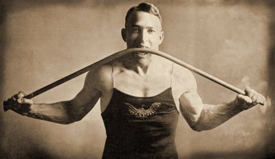 Den californiske Strongman Mr P. A. Linebarger bøjer en jernstang med sine tænder, San-Francisco ca. 1922 af Unknown