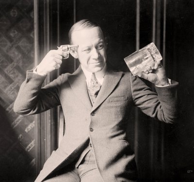 Ernie Hare efterligner sin utilfredshed over forbud, ca. 1920 af Unknown