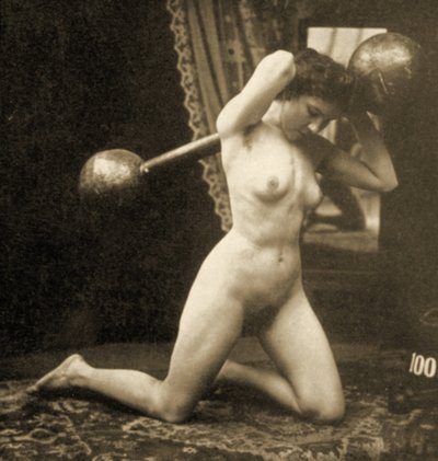 Nøgen kvinde træner med en klodestang, ca. 1900 (sepia-billede) af Unknown