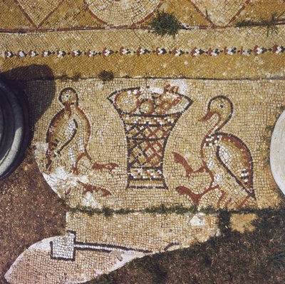Libanon, del af en byzantinsk mosaik blandt ruinerne af Beit Meri. af Unknown