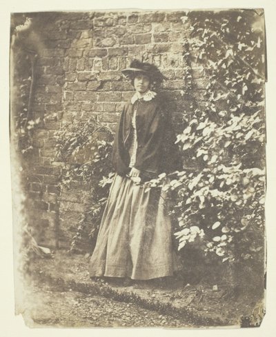 Mrs. Craik læner sig op ad mur og buske af Unknown