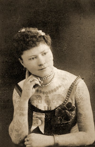 Portræt af en tatoveret kvinde, ca. 1905 af Unknown